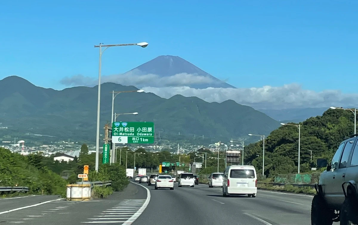 出ました! 雪はないけど富士山です
