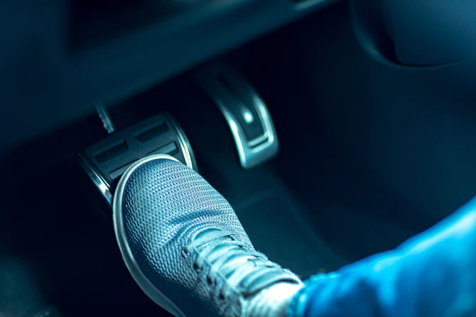 ガクンとならない！初心者のための「スムーズなブレーキ操作」完全習得ガイド