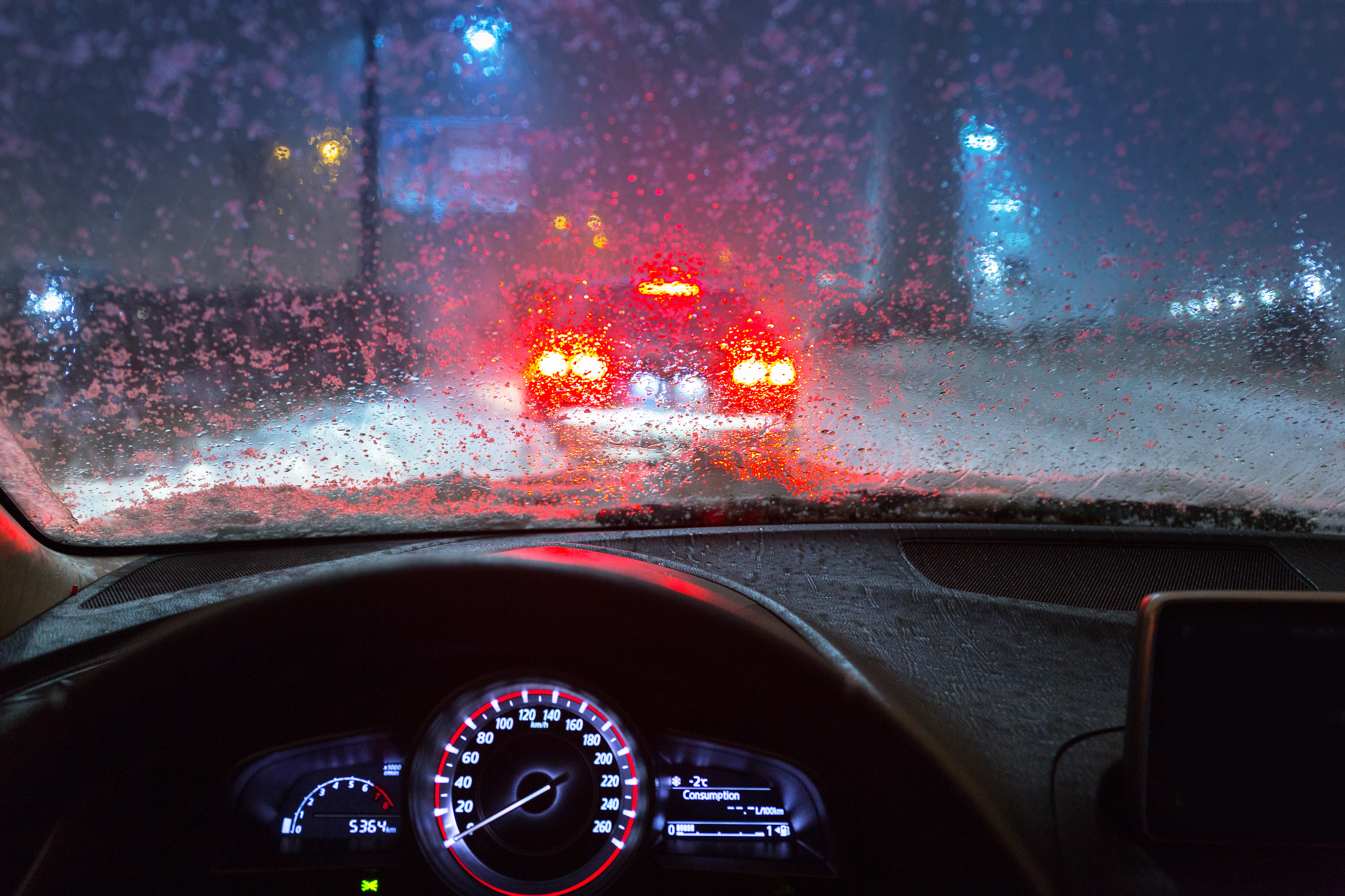  視界確保とスリップ防止が命綱！初心者向け「雨の日の運転」完全ガイド