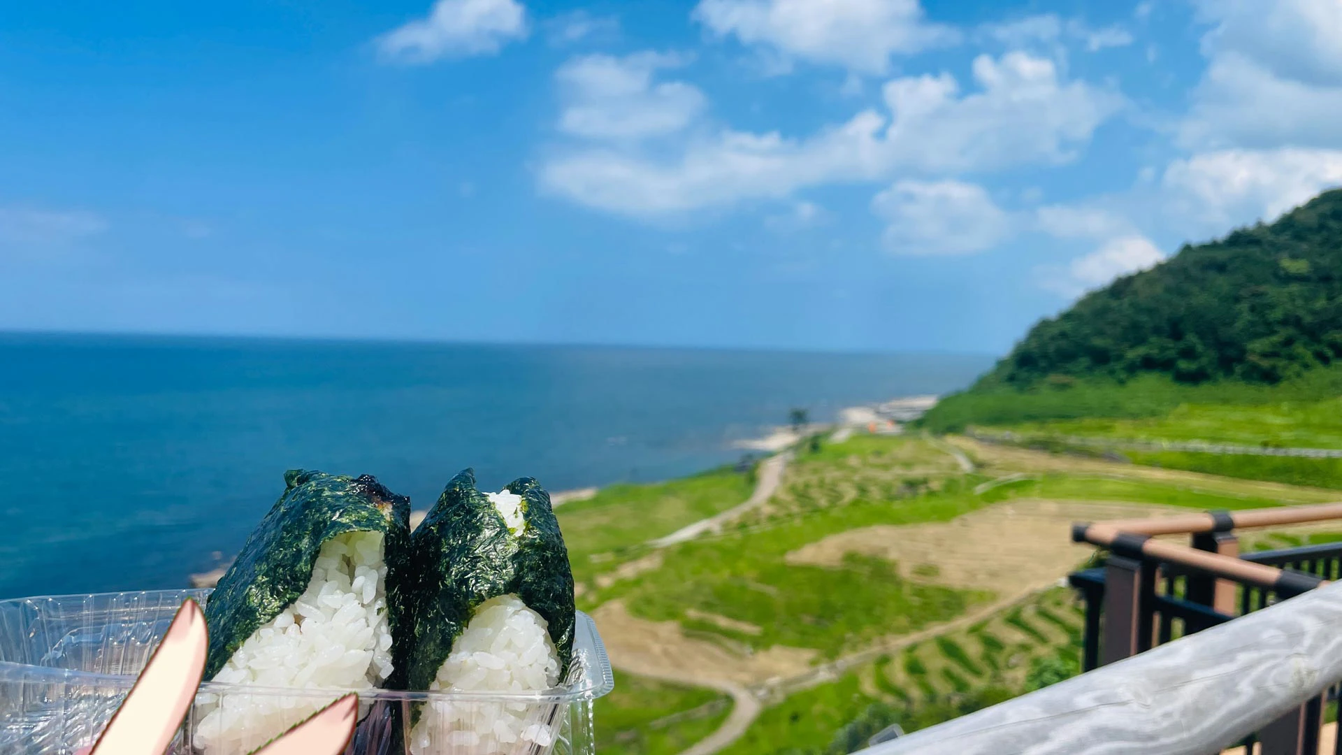 海と棚田を見ながら食べるおにぎり！