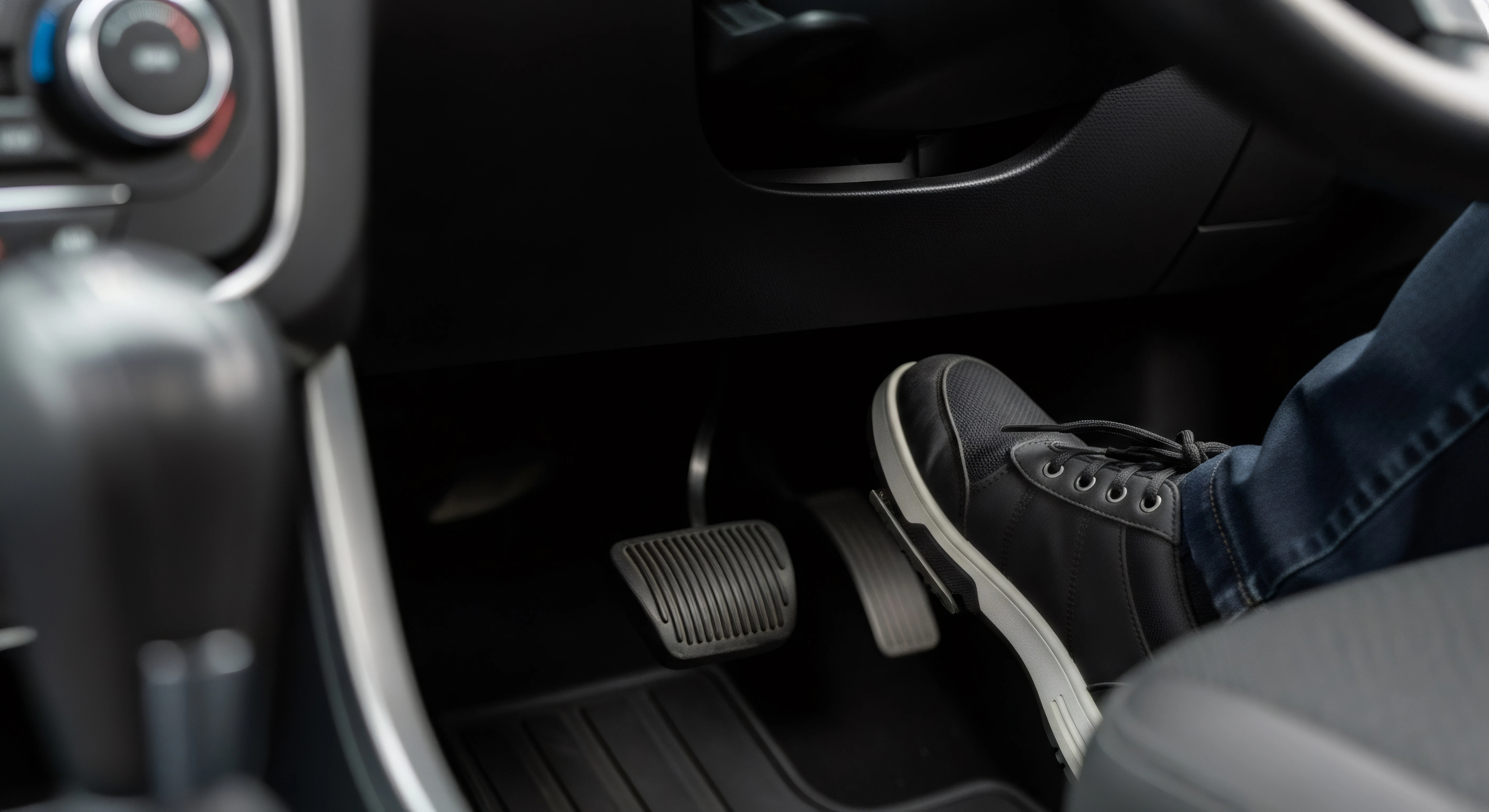  アクセルオフで減速！初心者のための「エンジンブレーキ」徹底解説ガイド