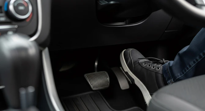  アクセルオフで減速！初心者のための「エンジンブレーキ」徹底解説ガイド