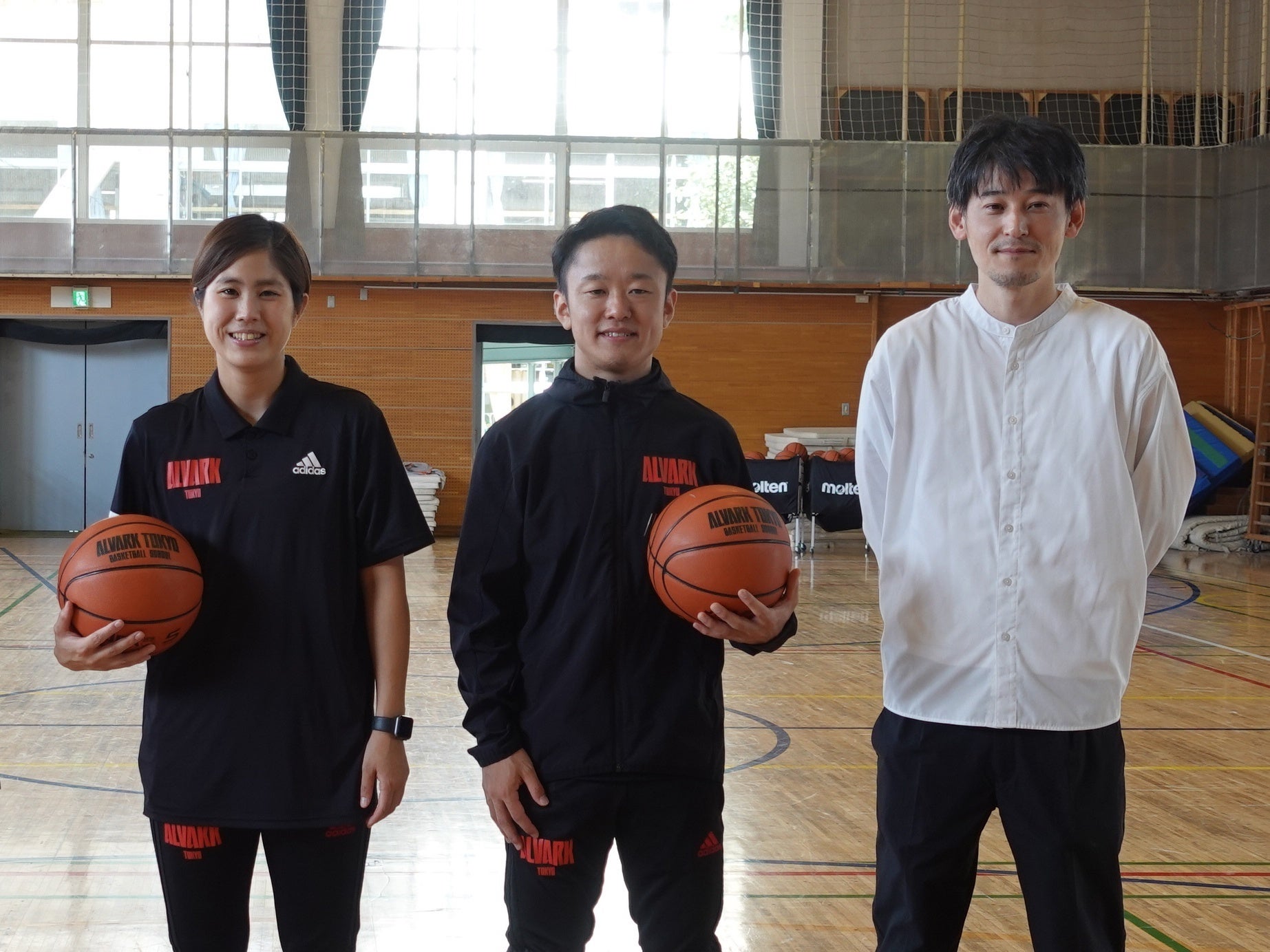 （左から）「アルバルク東京」アカデミーコーチの藤木さん、中村さん。そして、今回のキャラバン企画を縁の下から支えるセールスグループ（マネージャー）の田中さん。