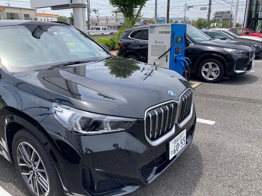 BMW iX1（手前）とX1（奧）