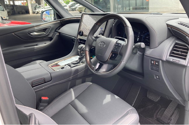 新型アルファード 運転席