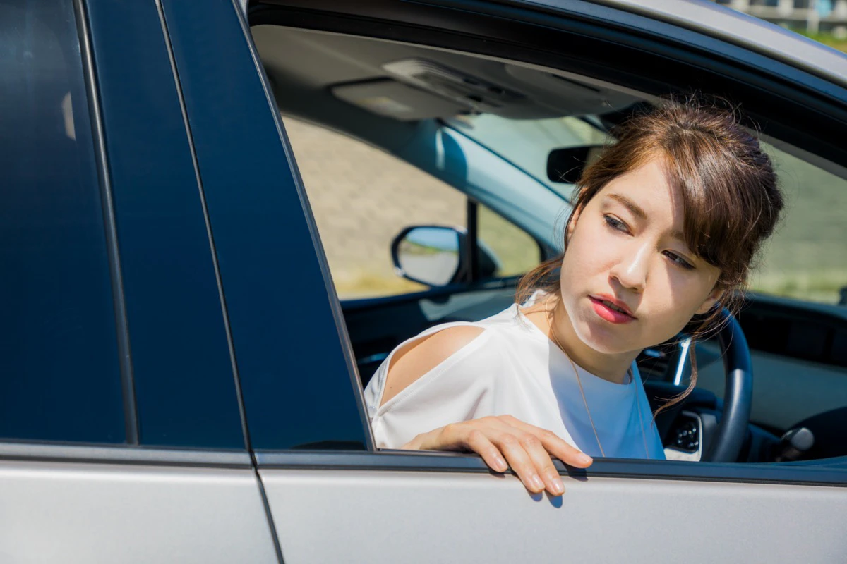 バック駐車は目視で確認すれば安心です