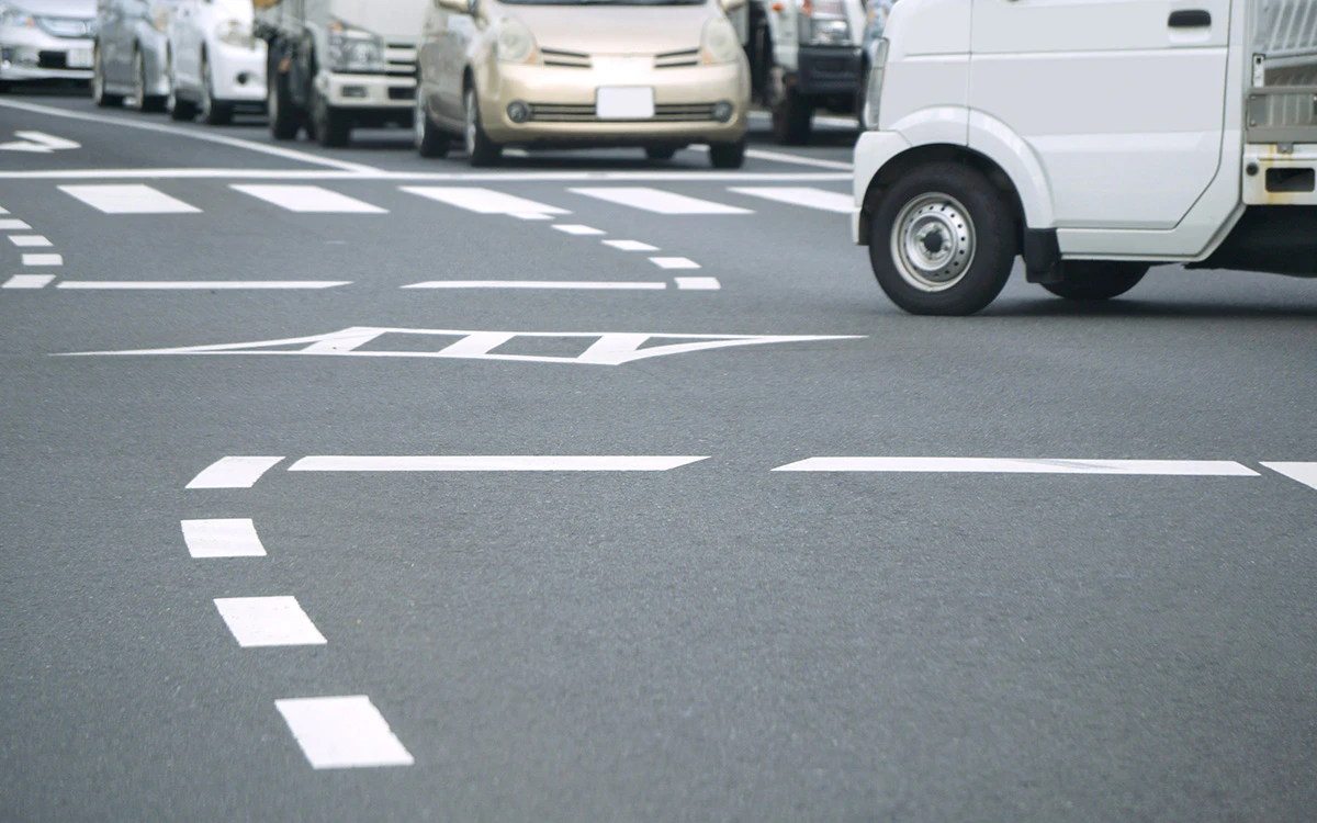 交差点に進入、対向車に注意して右折