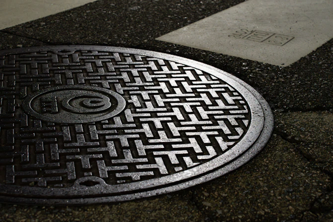 【雨の日の罠】なぜマンホールと白線はあんなに滑るのか？初心者ドライバーが知っておくべき「摩擦」の科学と回避術