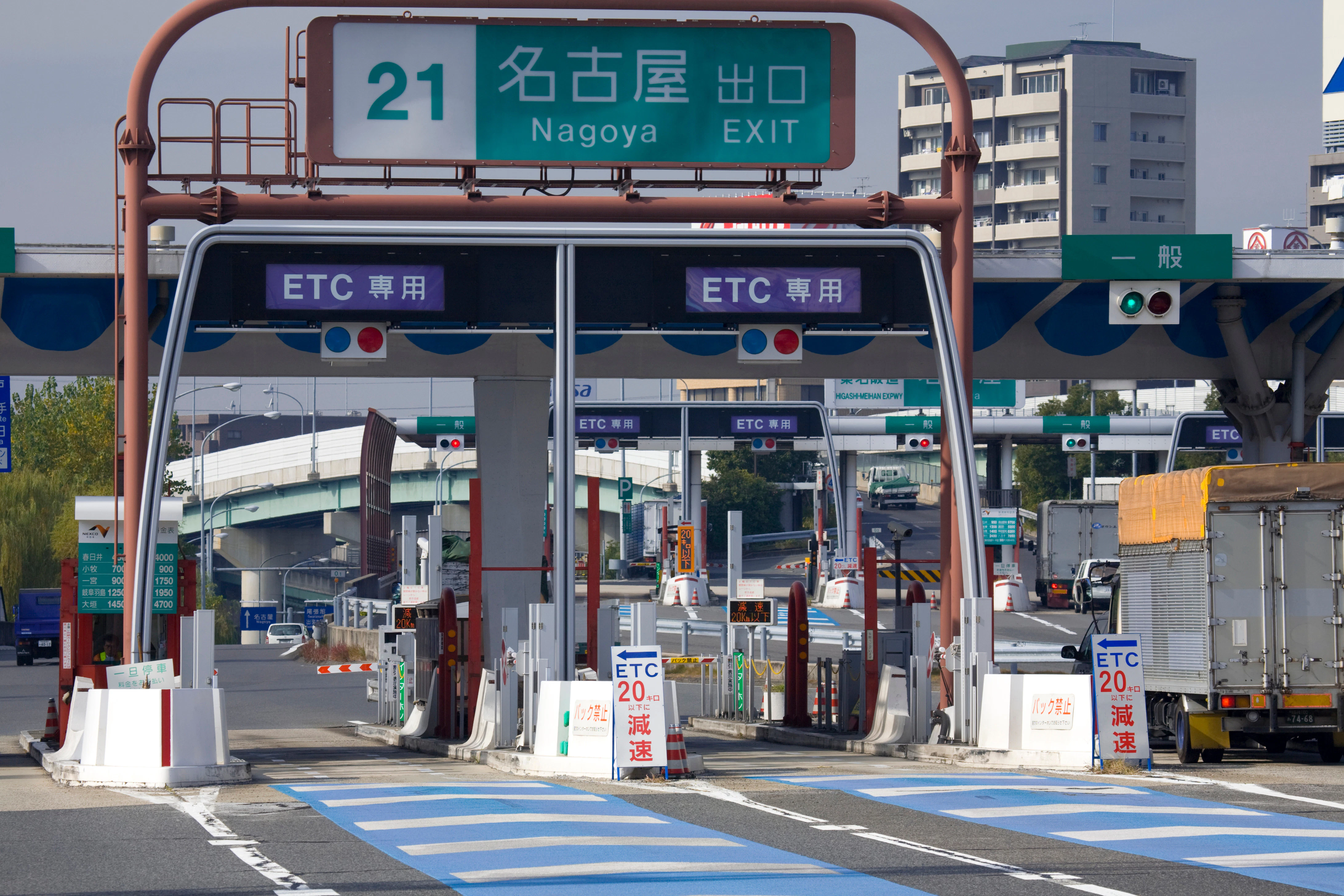 高速道路の『通行料金』で損してない？ETCカードの正しい挿し方と、バーが開かないときの緊急対処法