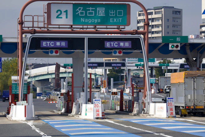高速道路の『通行料金』で損してない？ETCカードの正しい挿し方と、バーが開かないときの緊急対処法