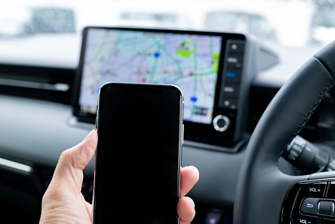 【究極の選択】カーナビは「純正」を買うべき？それとも「スマホアプリ」で十分？メリット・デメリットを徹底比較