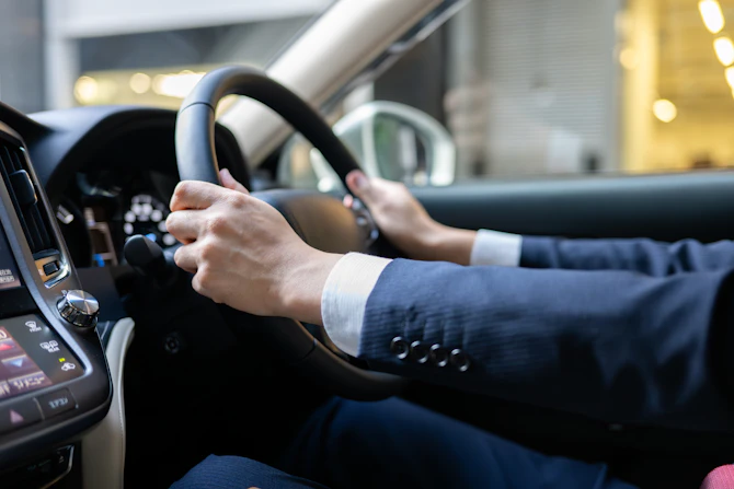 初心者が知っておくべきハンドルの正しい持ち方:10時10分が招くかもしれない意外なリスクとは