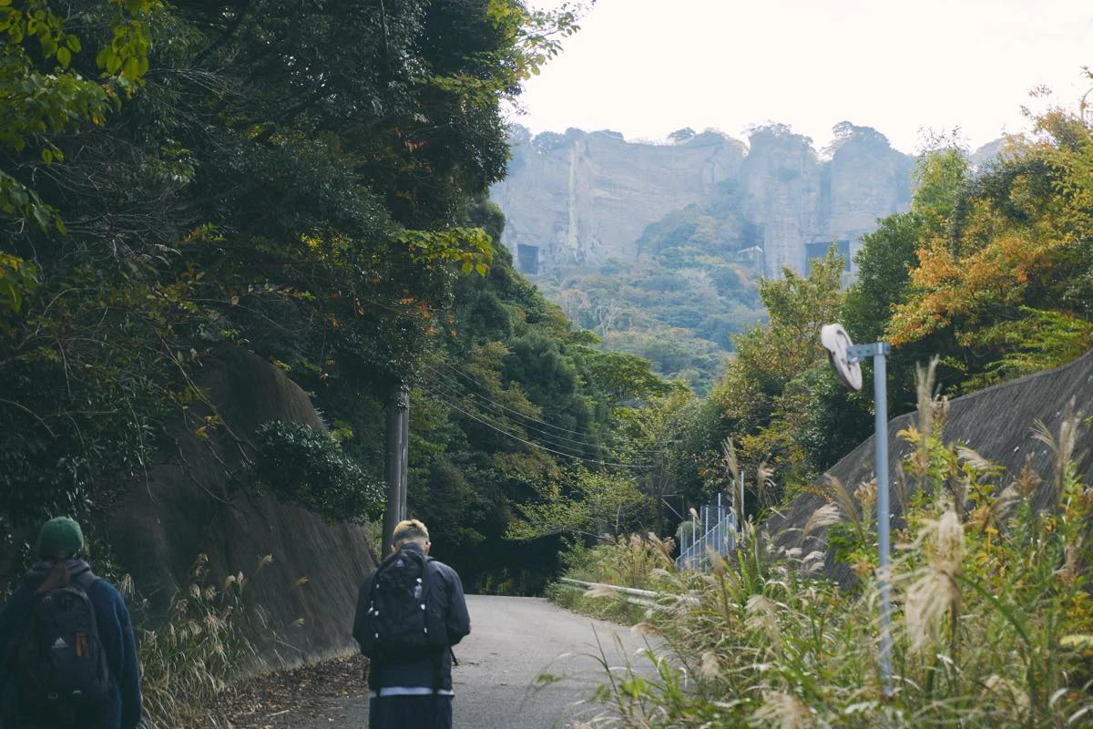 奥に見えるのが鋸山の断崖絶壁。まるで要塞のようですが、採石によって削り取られた跡です