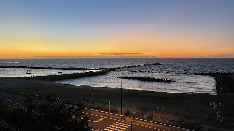 夕陽が沈みかけている関屋浜から見た日本海の写真
