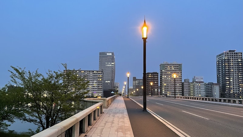 夕暮れ時の万代橋の写真