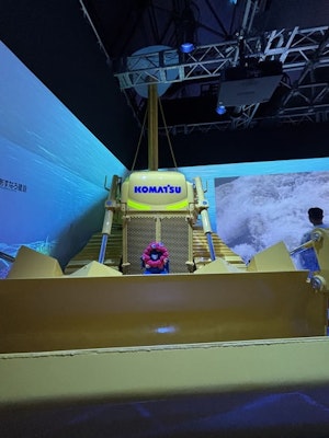 水中施工ロボットのコンセプトマシンを精巧に再現した大型模型