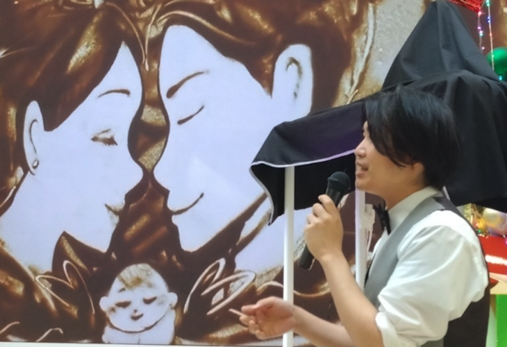 サンドアートの解説をするサンドアーティスト Kohei