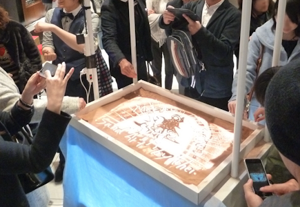 ショーの後の体験コーナー。どの年代の人も砂に触ると必ず「サラサラ、、!」と呟きます。