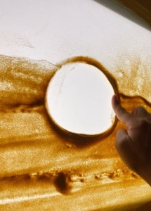 最初に親指で丸を作ります。