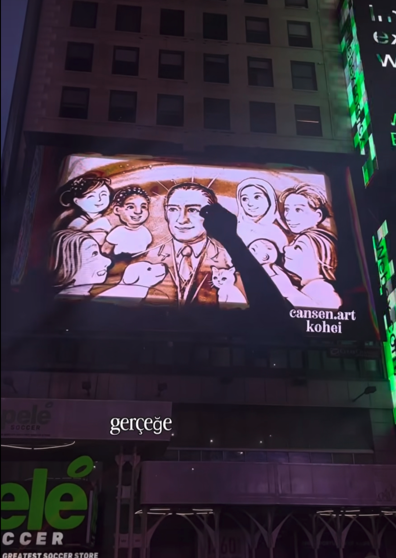 タイムズスクエアで放映されるKoheiのサンドアート、アタテュルクの肖像