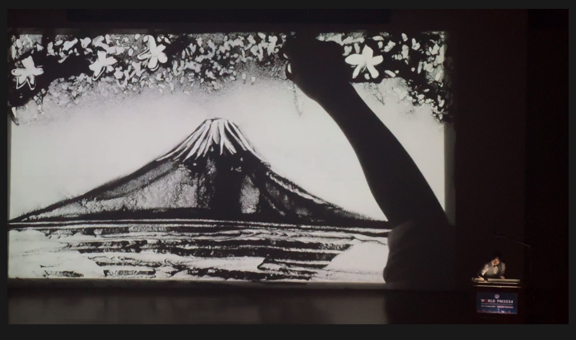 富士山のサンドアート。鉄の黒さが水墨画のように映えます。