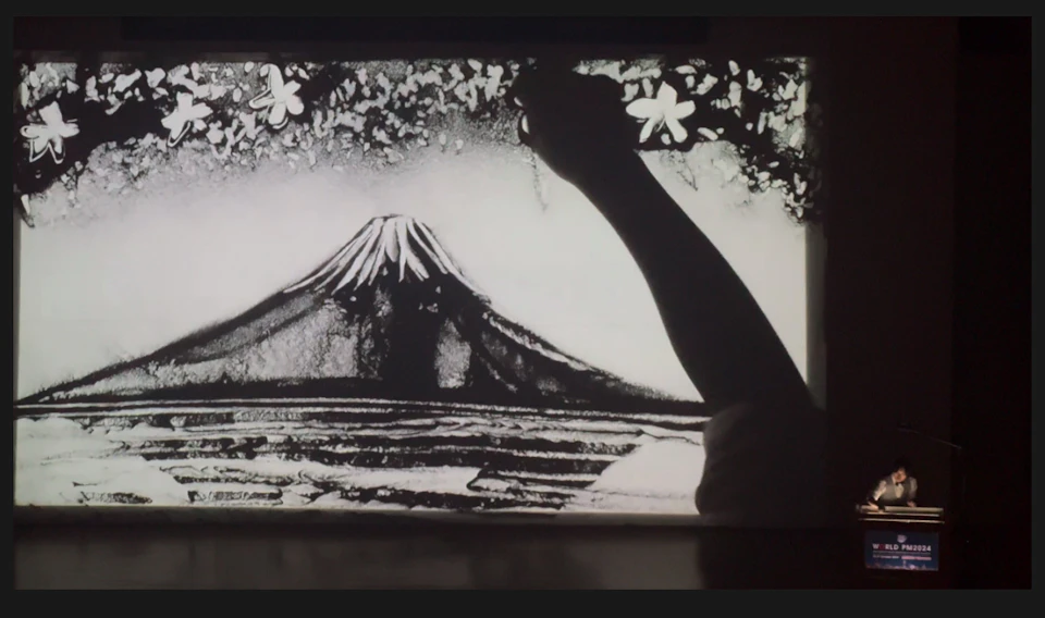 富士山のサンドアート。鉄の黒さが水墨画のように映えます。