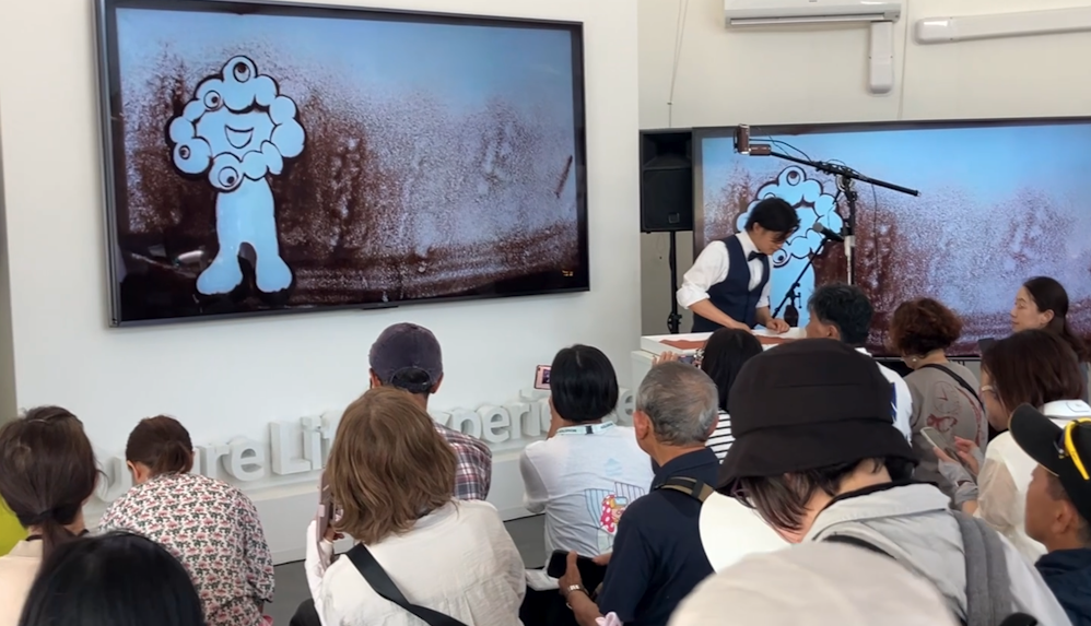 大阪・関西万博でミャクミャクのサンドアートを実演するKohei