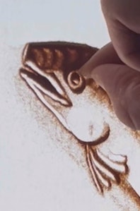 小指の爪先で慎重にハイライトを入れます。