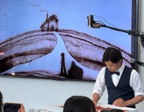 大阪・関西万博でサンドアートを実演するKohei
