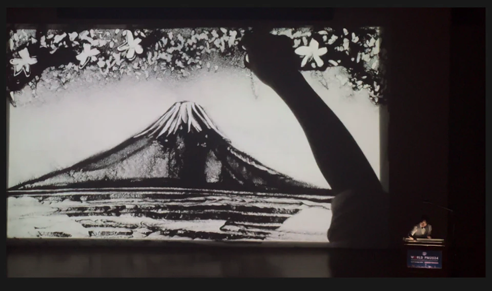 砂鉄のサンドアート（パシフィコ横浜での国際会議にて）