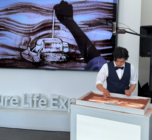 大阪・関西万博でサンドアートを実演するKohei