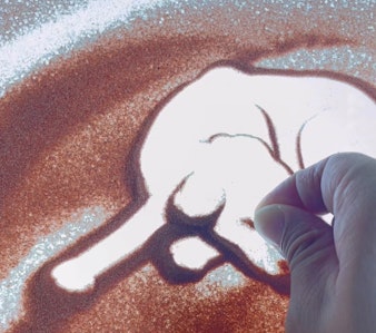 鼻と目は落とし技法（親指と人差し指で挟んだ砂を落とす）