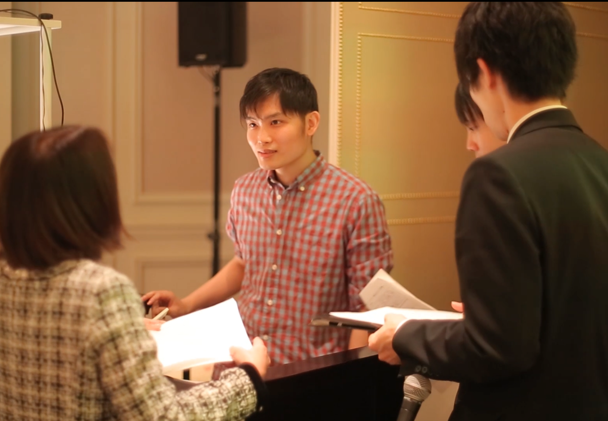 2014年頃。東京ステーションホテルにて本番前にプランナー様、司会者様、音響様とタイミングや暗さなどの最終確認