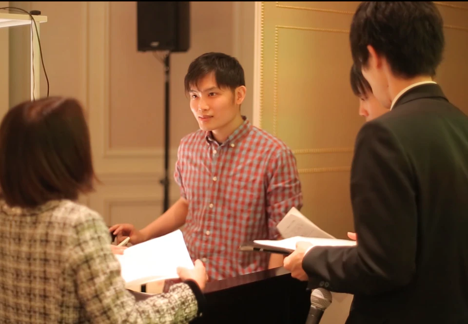 2014年頃。東京ステーションホテルにて本番前にプランナー様、司会者様、音響様とタイミングや暗さなどの最終確認