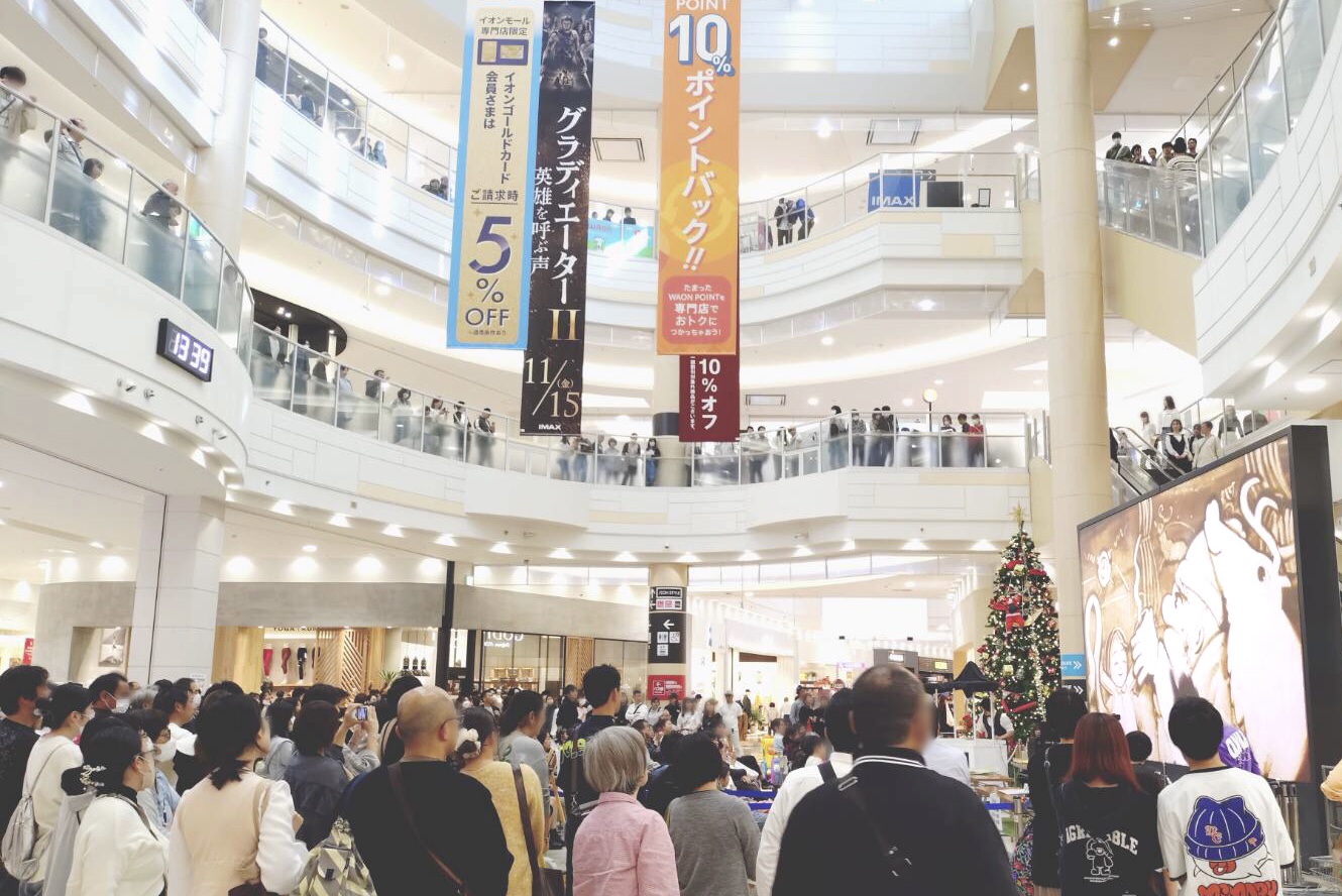 パフォーマンスの様子。沢山の方々が足を止めてくれました。