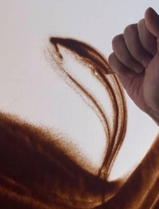 落とし砂で体の線をなぞるように描きます。