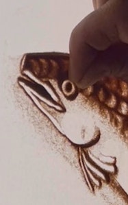 黒目は慎重に砂を落とします。（人差し指と親指のピンチ力が大事です）