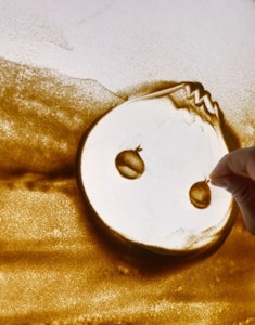 目はバランスが難しいのでちょっとづつ描いていきます。