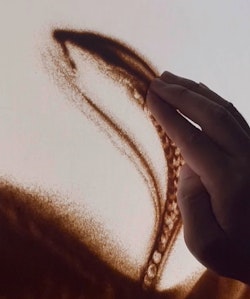 指を三本使ってトントンと押してウロコを描きます。リズムが大事です。