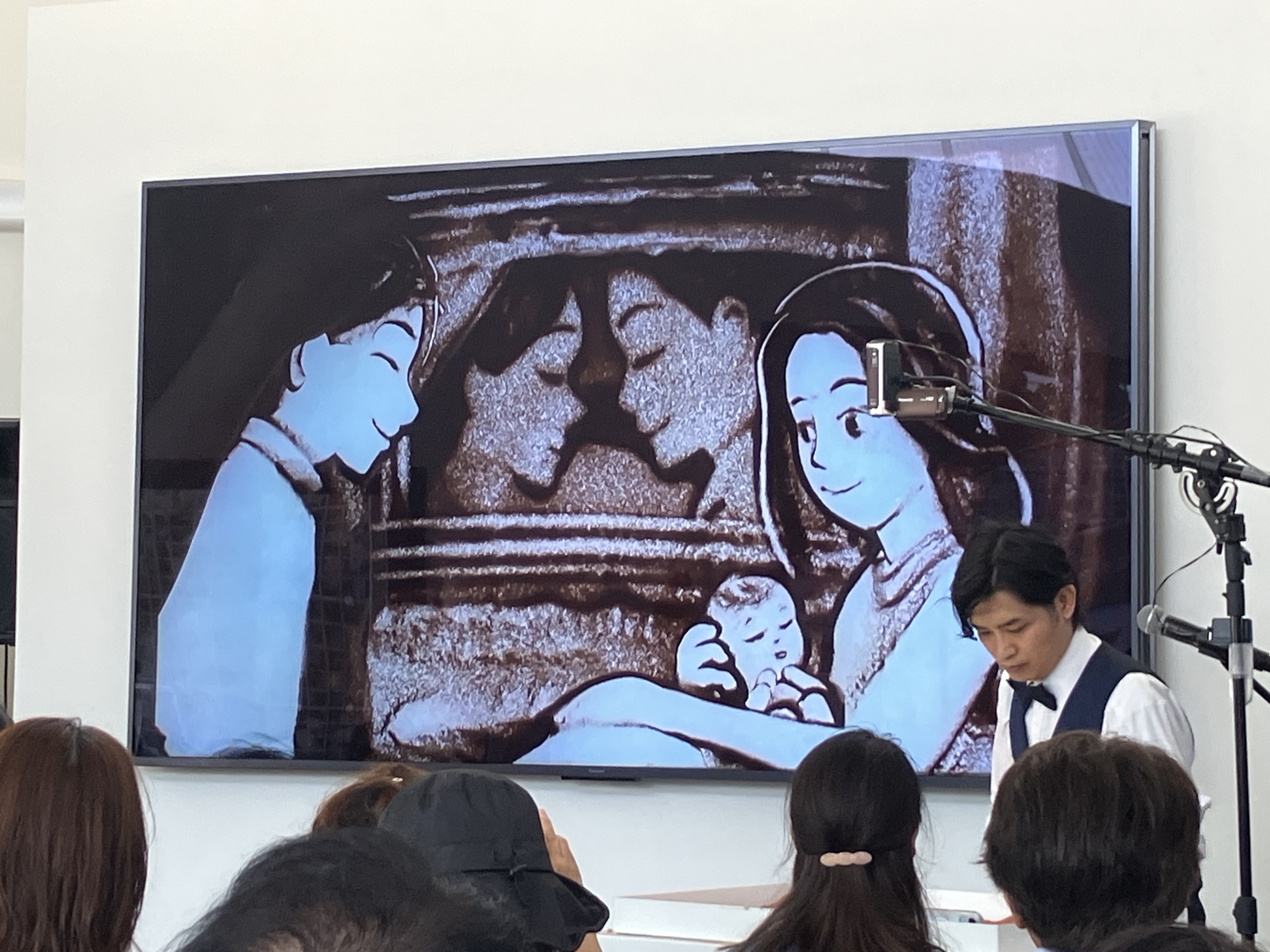 大阪・関西万博でサンドアートを実演するKohei