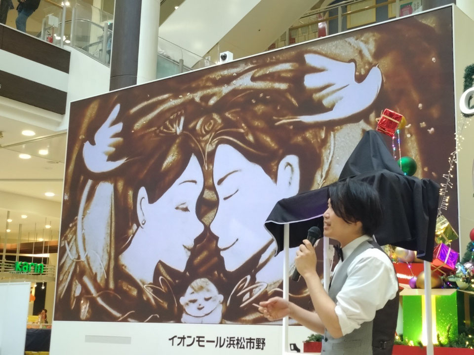 サンドアートの解説をするKohei