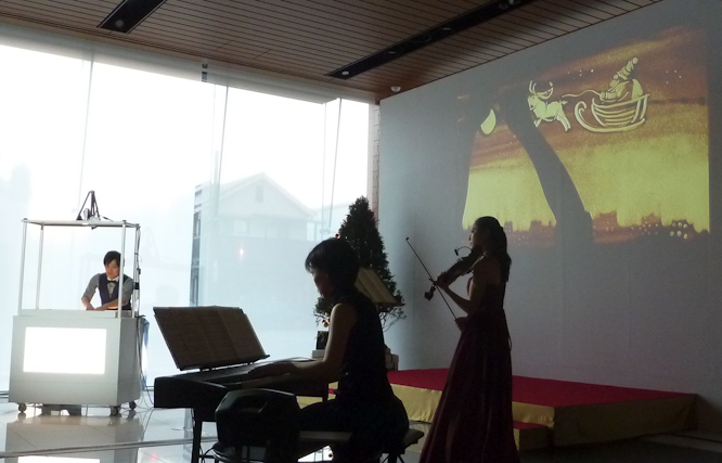 生演奏に合わせてのサンドアートパフォーマンス