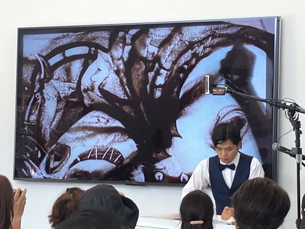 大阪・関西万博でサンドアートを実演するKohei