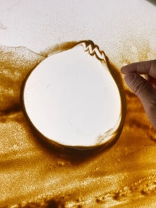 頭の上に山のギザギザをリズムで描きます。