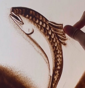 ヒレは爪先で流れを作ってから指腹で形を整えます。