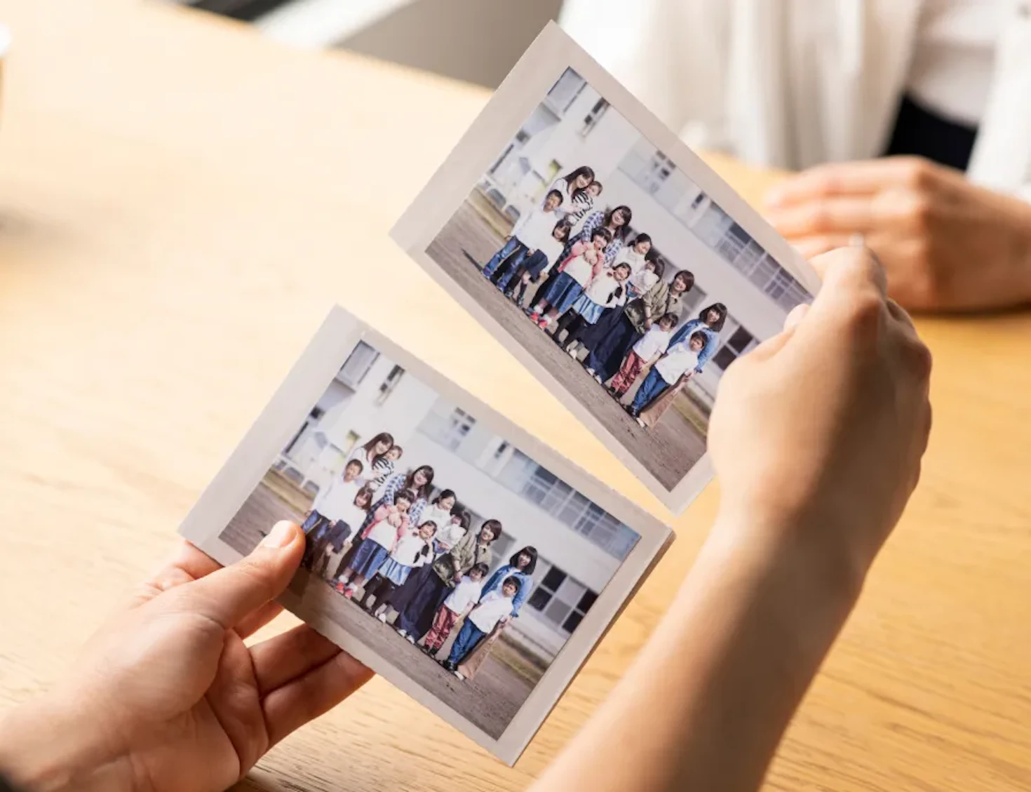 写真を配るときに。紙なので裏にメモを書いても◎