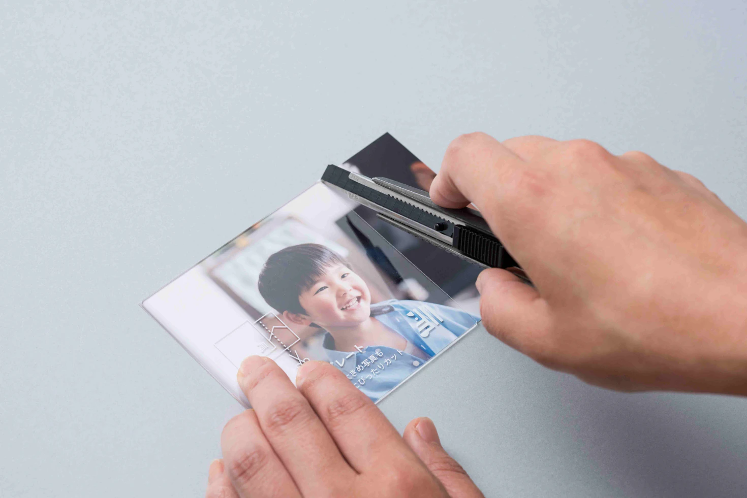 写真をましかくサイズにカットできる、カッティングボードつき!