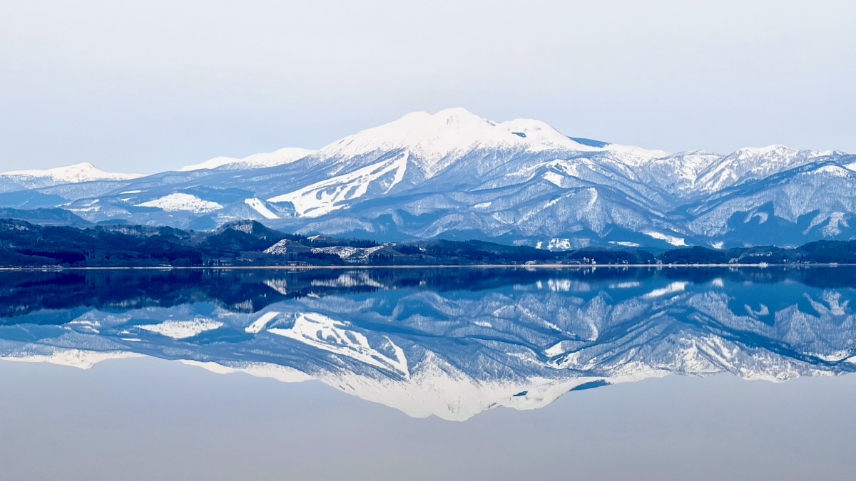 田沢湖畔に広がる雪山と鏡のような湖面、西木町から足を延ばした冬景色