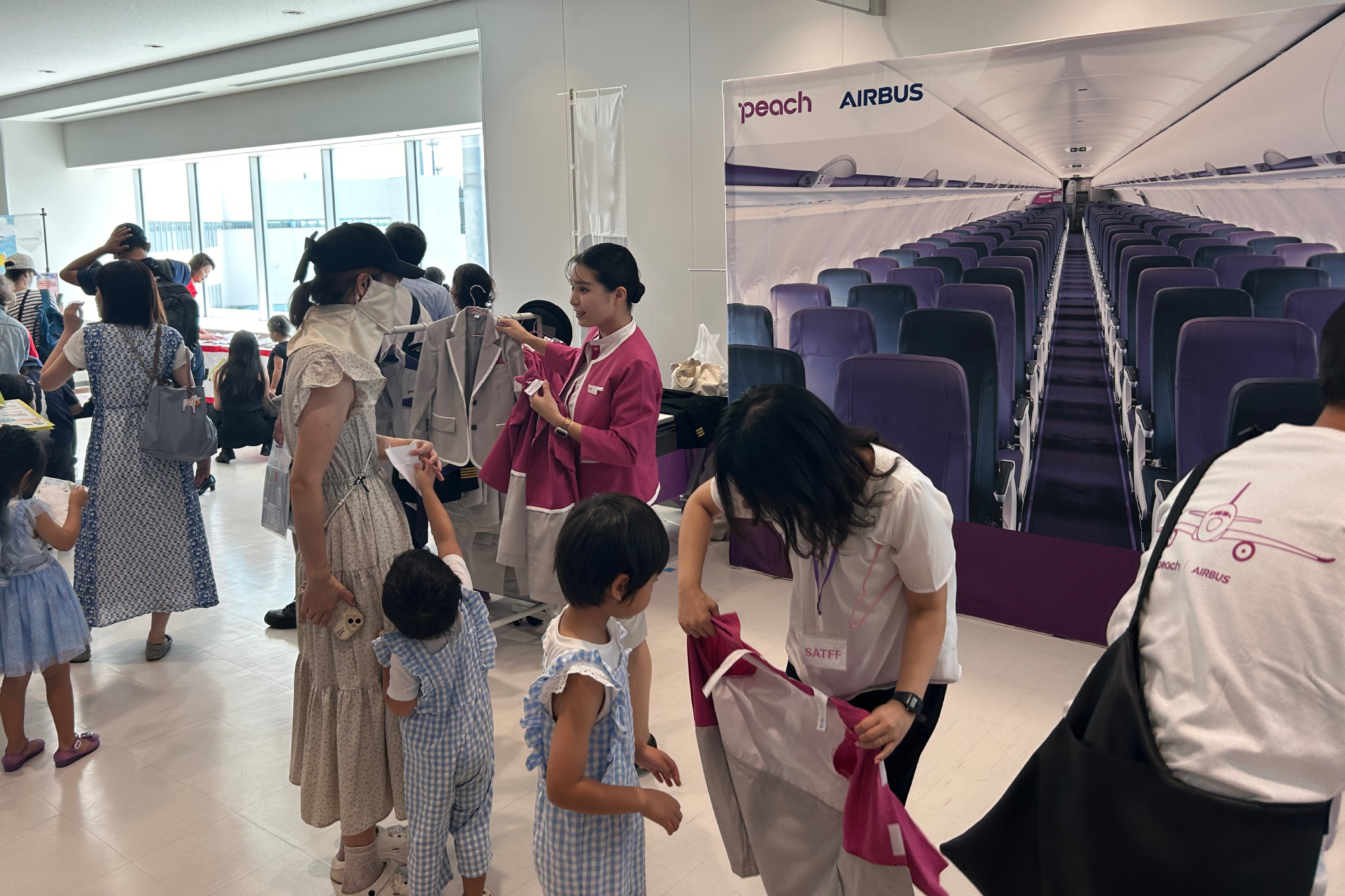 Peachブース出展！Peach客室乗務員の制服着用体験！ノベルティ