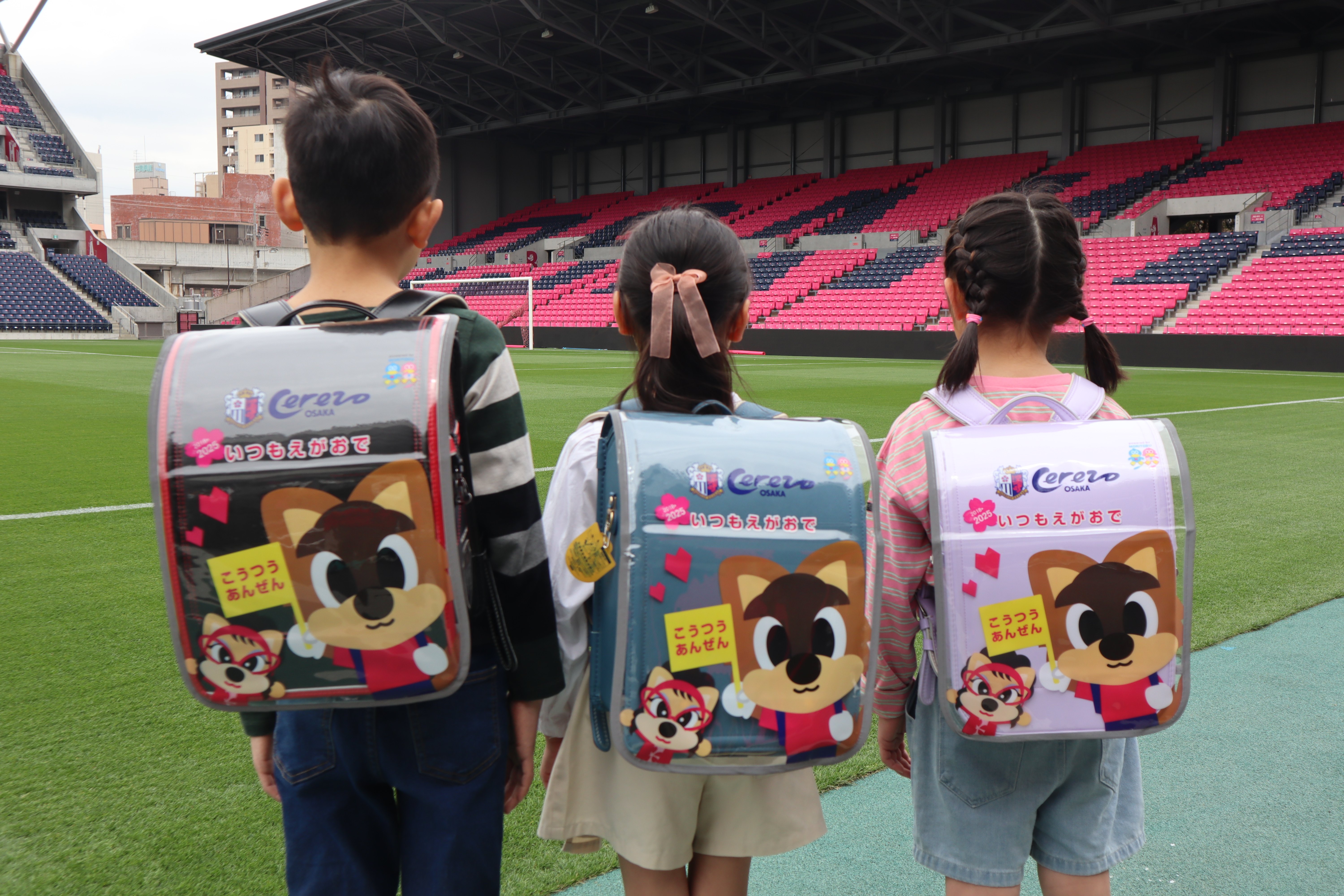 今年も大阪市内の小学校新1年生へ「ランドセルカバー」を贈呈